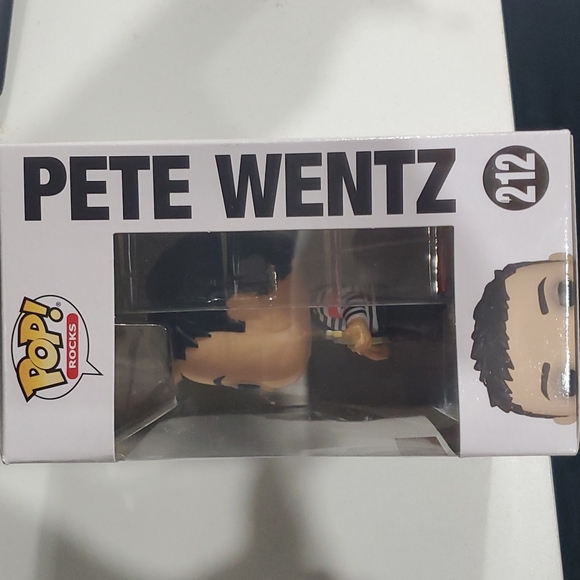 Funko PoP! Rocks - Picture 2 of 5